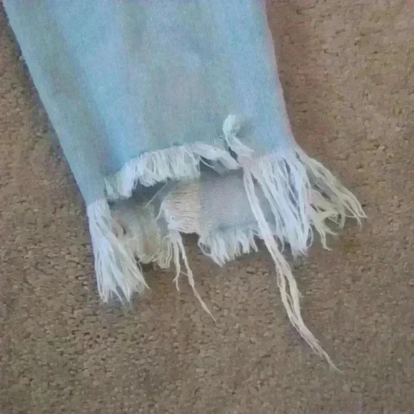 CELLO DISTRESSED/FRAYED HEM JEANS SIZE 5 (JUNIORS) - Picture 14 of 16